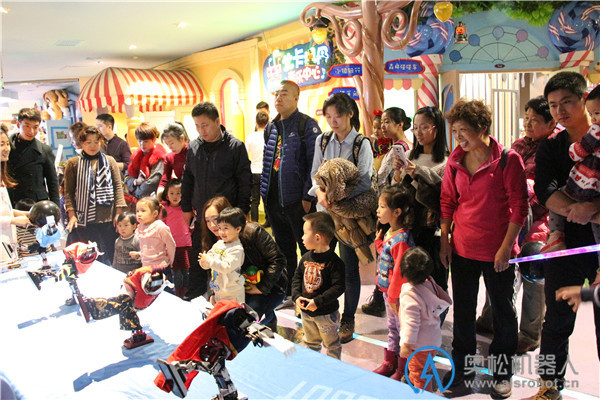 來自“機器人星球”曾經大鬧Intel實驗室的 奧松機器人裝甲軍團 ,2016年10月30日集結在哈爾濱松松小鎮,與孩子們共度了一個難忘的萬圣節。